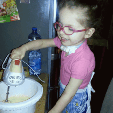 Laura piecze ciasto – Kwiecień 2014